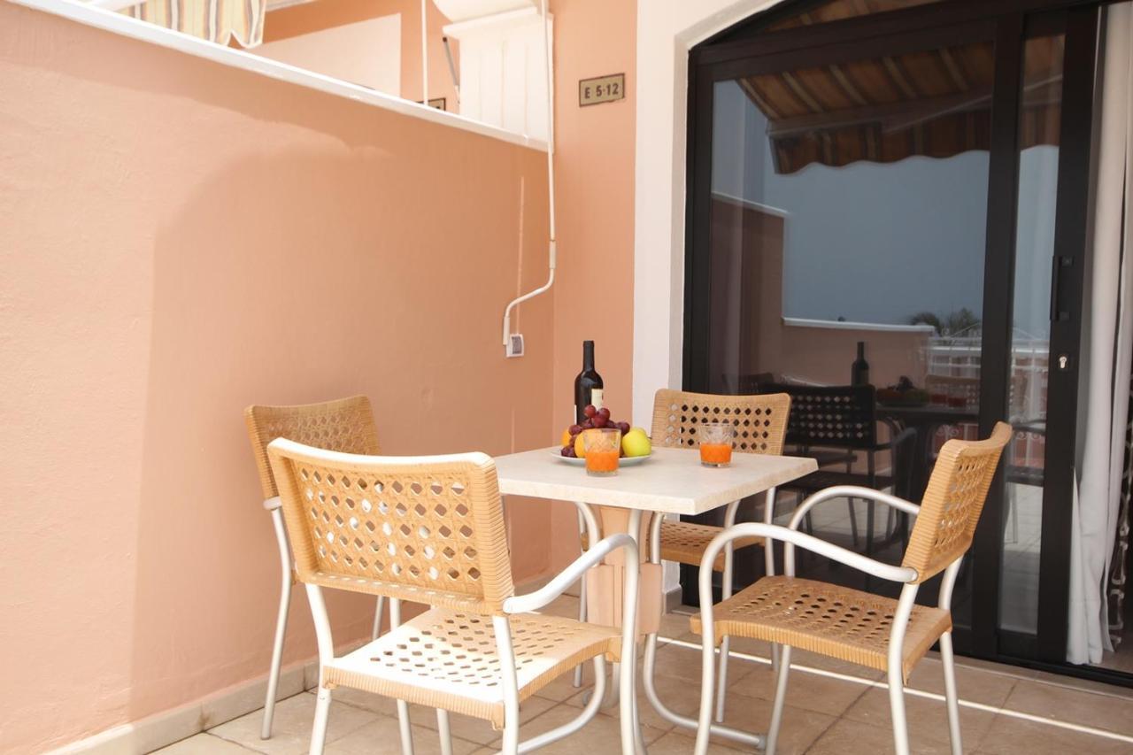 Apartment With Terrace On The Seafront In Playa Fanabe Адехе Екстериор снимка